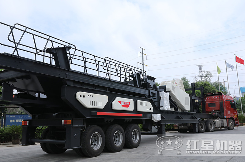 移動(dòng)錘式破碎機(jī)發(fā)貨現(xiàn)場圖片