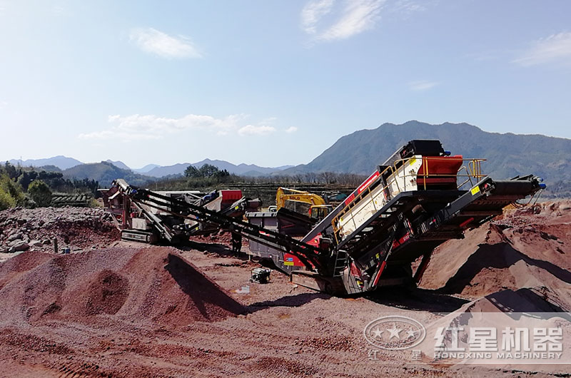 移動(dòng)履帶一體式破碎機(jī)作業(yè)現(xiàn)場（處理建筑垃圾）