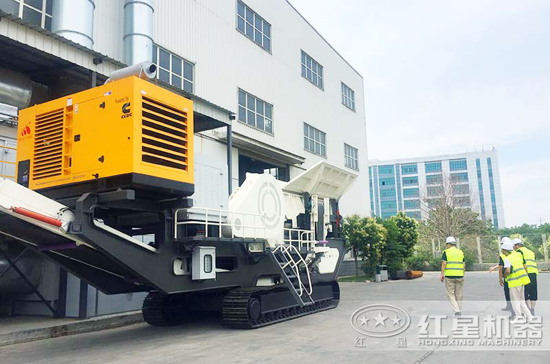 用戶來(lái)直銷型廠家紅星機(jī)器考察流動(dòng)煤炭粉碎機(jī)設(shè)備