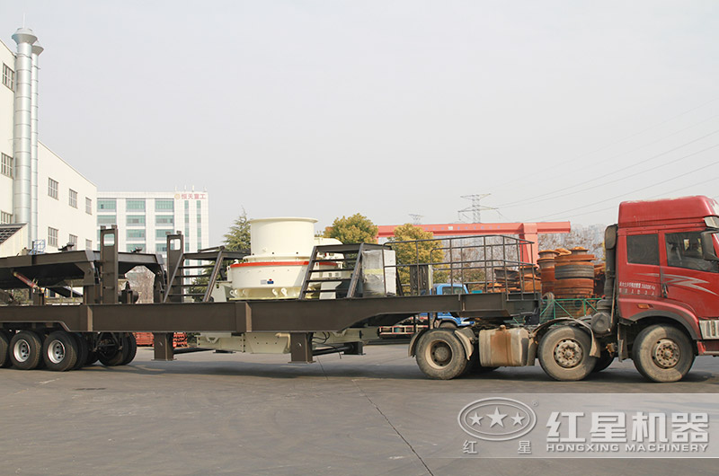 即將開(kāi)往沙廠的車載移動(dòng)打沙機(jī)