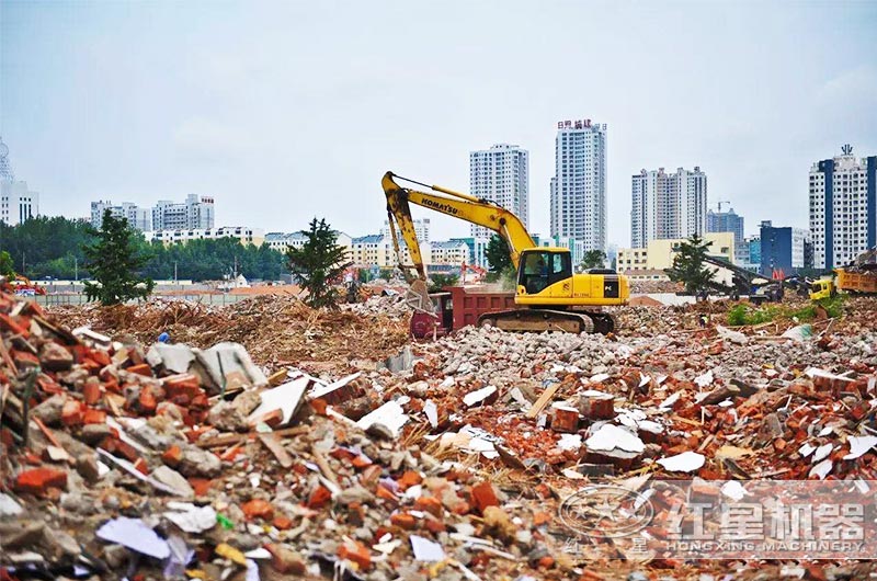建筑廢料磚渣破碎機(jī)多少錢一套？用移動(dòng)破碎機(jī)效果好嗎？