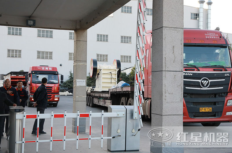 時產(chǎn)30-300噸的石料、石塊碎石機一套多少錢？